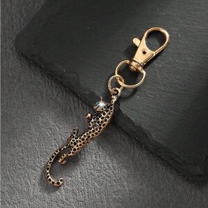 Elegant Gold Leopard / jaguar/ cheetah Keychain 235